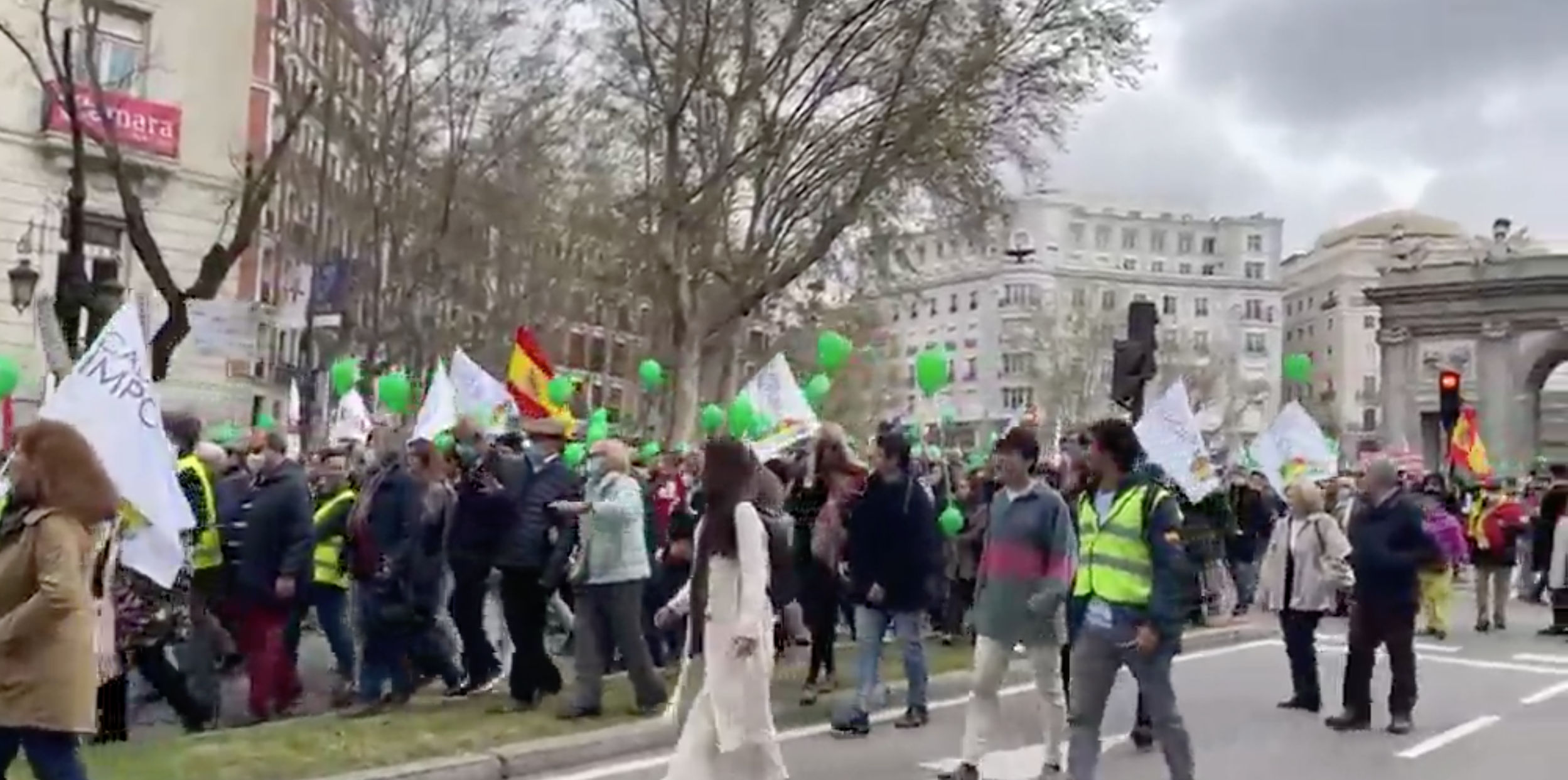 A Madrid una folla oceanica scende in piazza e dice sì alla Vita 1